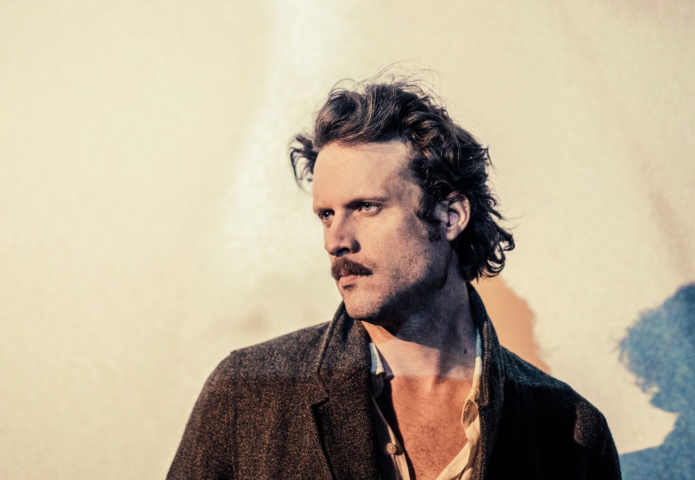 Father John Misty reflete sobre morte e depressão em novo single duplo